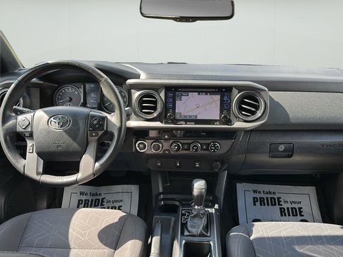 Used 2017 Toyota Tacoma TRD Sport AWD/4WD image 17