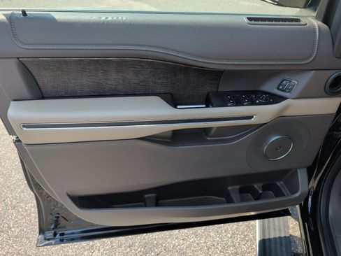 Used 2019 Ford Expedition Limited w/ Equipment Group 301A AWD/4WD image 16