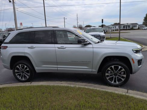 Certified 2022 Jeep Grand Cherokee Overland w/ Luxury Tech Group IV image 4