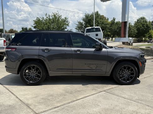 Used 2025 Jeep Grand Cherokee Summit w/ Obsidian Package AWD/4WD image 3