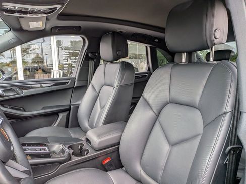 Used 2023 Porsche Macan AWD/4WD image 5