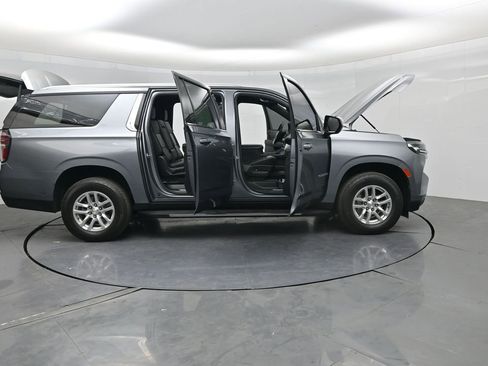 Used 2021 Chevrolet Suburban LT RWD image 3