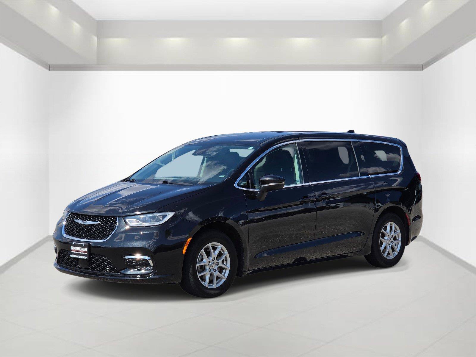 Used 2023 Chrysler Pacifica Touring-L FWD image 3