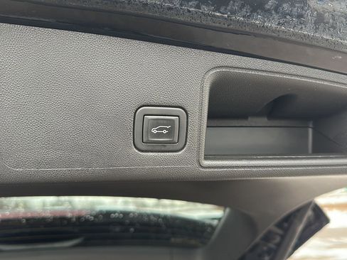 Used 2024 GMC Terrain SLE w/ Driver Convenience Package image 9