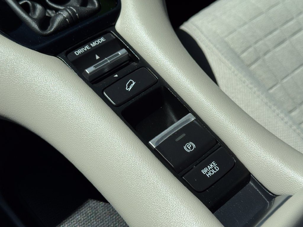 Used 2023 Honda HR-V LX image 28