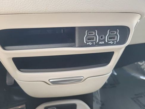 Used 2023 Chrysler Pacifica Touring-L image 25