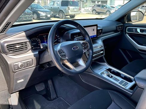 Used 2022 Ford Explorer XLT image 16