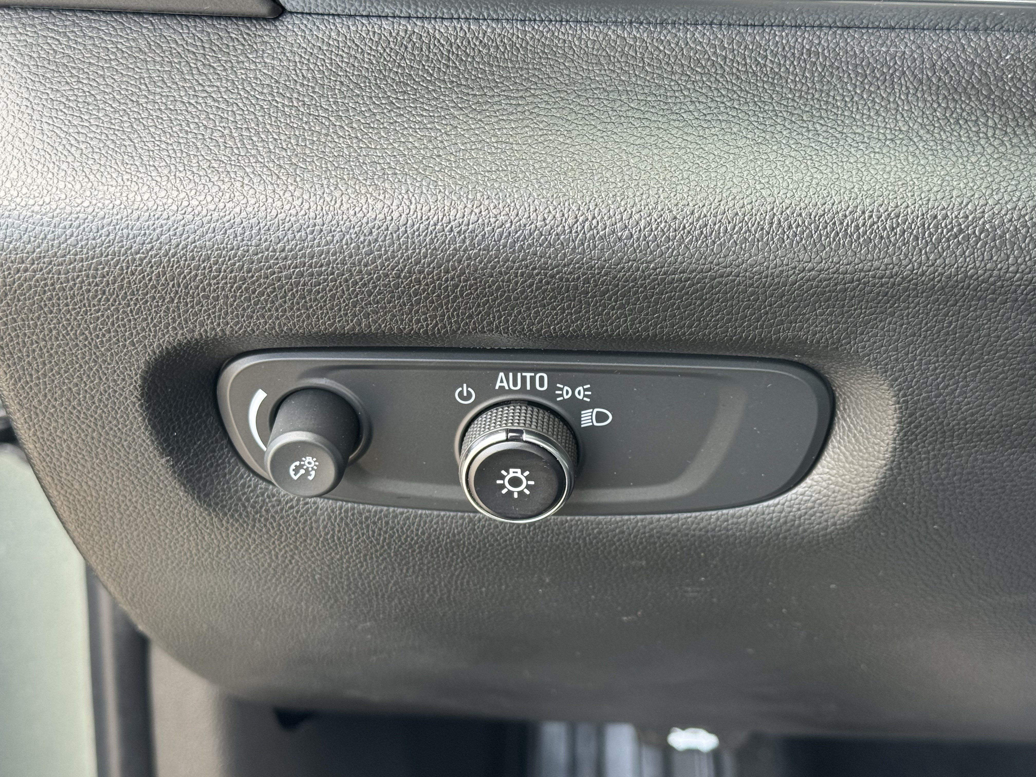 Used 2023 Chevrolet Traverse LT FWD image 15