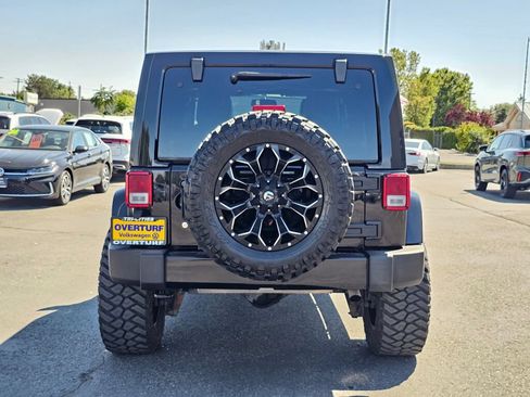 Used 2016 Jeep Wrangler Unlimited Sahara w/ Connectivity Group AWD/4WD image 5