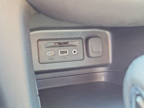 Used 2024 Chevrolet Equinox LT FWD image 28