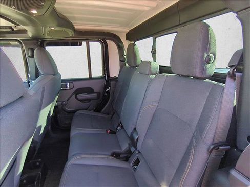 Used 2024 Jeep Gladiator Sport image 17