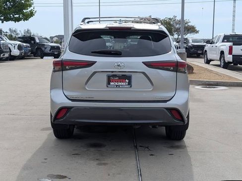 Used 2024 Toyota Highlander Limited FWD image 7