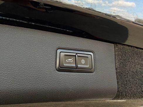 Used 2019 Bentley Bentayga image 8