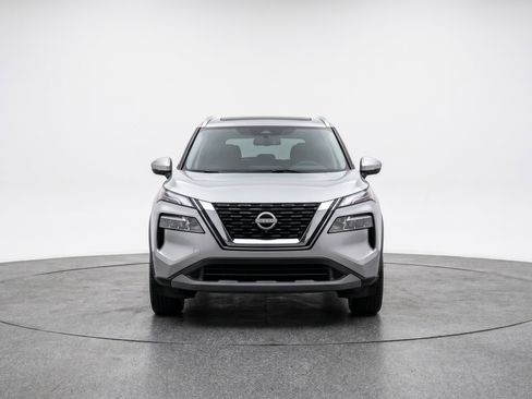 Used 2025 Nissan Rogue SV FWD image 2