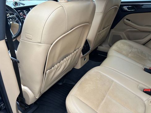 Used 2018 Porsche Macan Base AWD 4dr SUV image 40