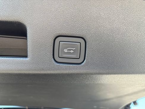 Used 2025 Chevrolet Traverse LT AWD/4WD image 23