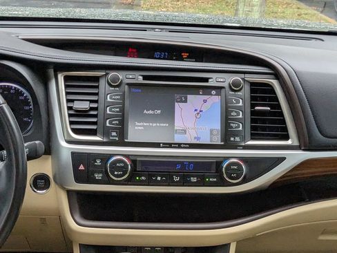 Used 2019 Toyota Highlander Limited FWD image 19