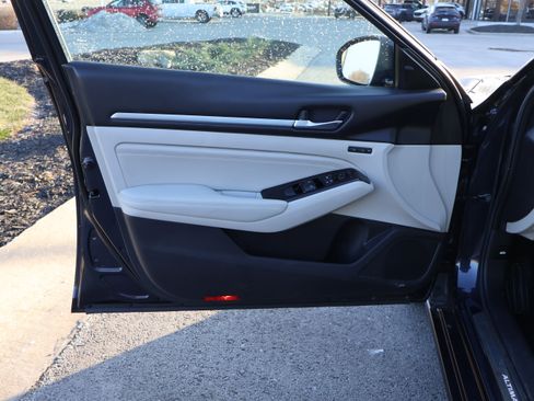 Used 2020 Nissan Altima 2.5 Platinum image 21