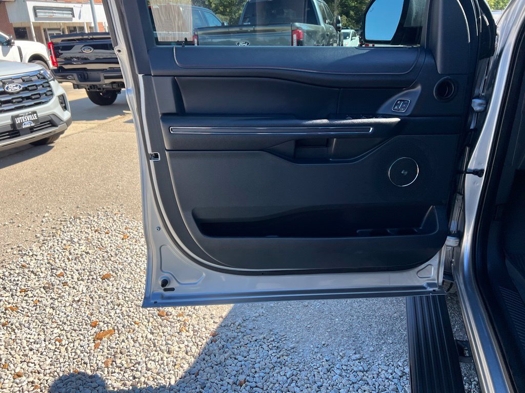 Used 2022 Ford Expedition Limited AWD/4WD image 12
