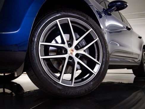 Certified 2024 Porsche Macan AWD/4WD image 12