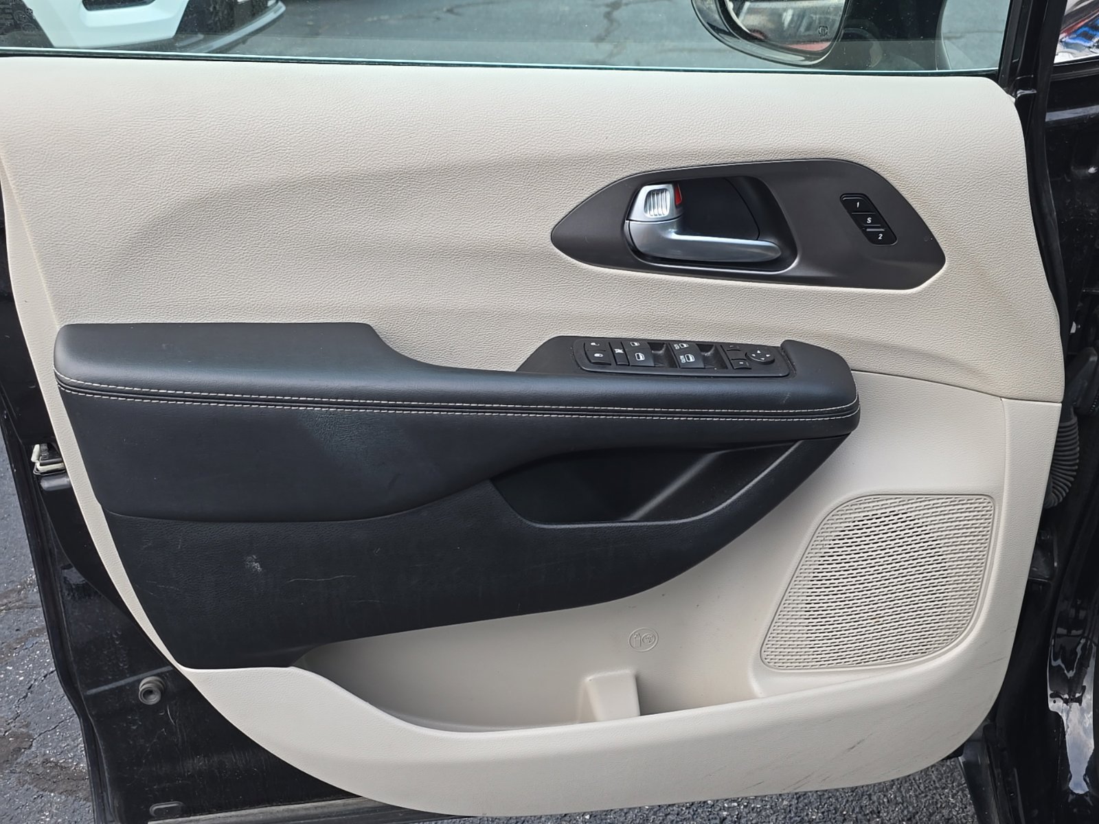 Used 2024 Chrysler Pacifica Touring-L FWD image 7
