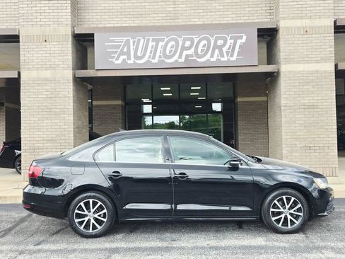 Used 2017 Volkswagen Jetta SE FWD image 4