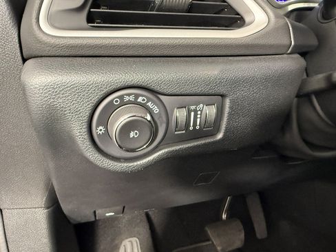 Used 2025 Chrysler Pacifica Select FWD image 23