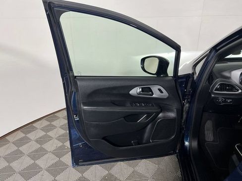 Certified 2025 Chrysler Pacifica Limited FWD image 9