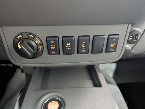 Used 2020 Nissan Frontier SV image 18