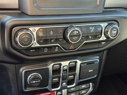 Used 2021 Jeep Gladiator Mojave w/ Cold Weather Group image 27