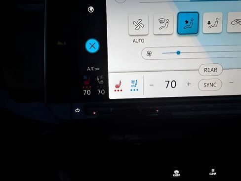 Used 2025 Volkswagen Atlas SE image 16