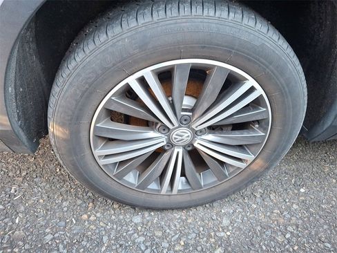 Used 2019 Volkswagen Tiguan SEL image 4