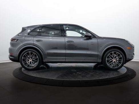 Certified 2025 Porsche Cayenne image 8