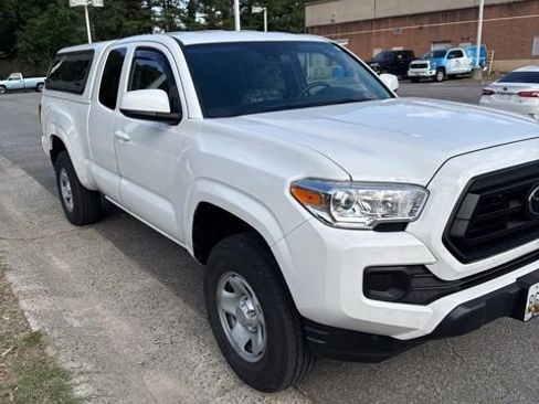 Used 2023 Toyota Tacoma SR w/ SR Convenience Package AWD/4WD image 4
