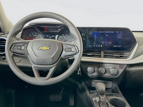 Used 2025 Chevrolet Trax LS image 17