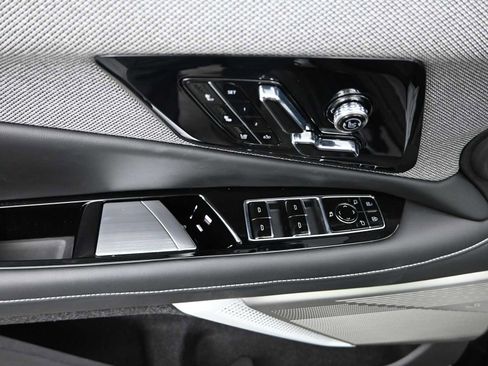 New 2025 Cadillac Optiq Sport 2 w/ LPO, ONYX Package image 18