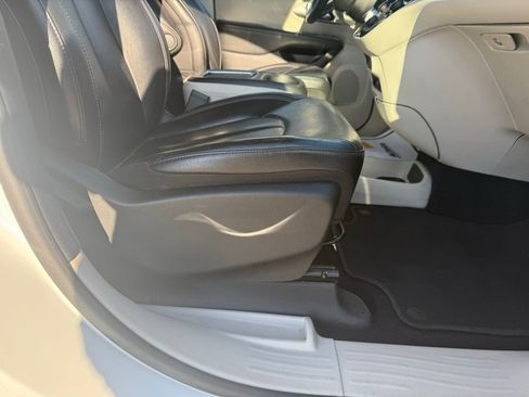 Used 2022 Chrysler Pacifica Touring-L image 21