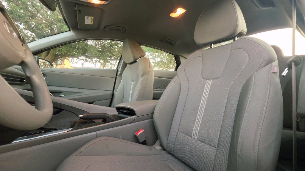 Certified 2025 Hyundai Elantra SE FWD image 22