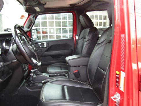 Used 2021 Jeep Gladiator Overland image 11