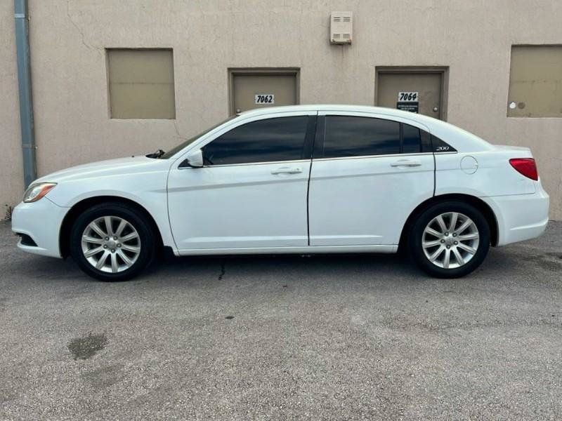 Used 2011 Chrysler 200 Touring FWD image 12