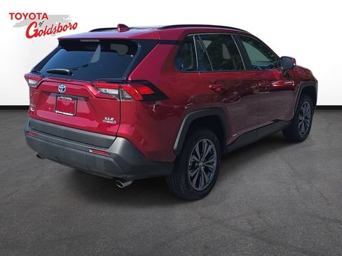 Used 2022 Toyota RAV4 XLE Premium AWD/4WD image 5