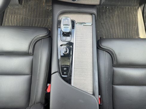 Certified 2023 Volvo XC90 B6 Ultimate w/ Lounge Package image 31