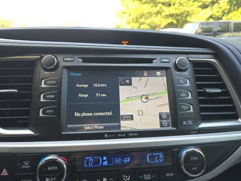 Used 2017 Toyota Highlander XLE FWD image 17