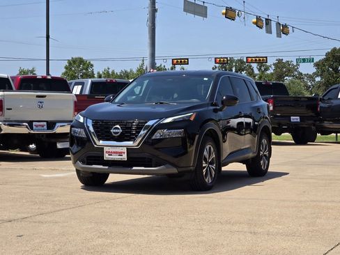 Used 2022 Nissan Rogue SV image 2