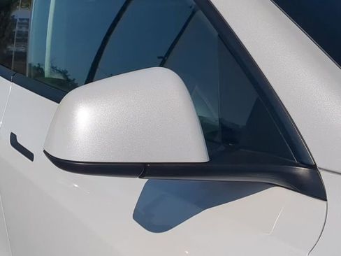 Used 2022 Tesla Model Y Long Range image 12