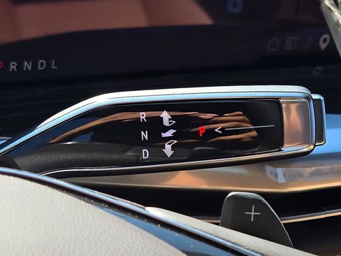 Used 2025 Cadillac Escalade Premium Luxury image 18