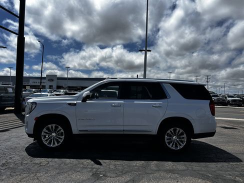 Used 2024 GMC Yukon SLT AWD/4WD image 2