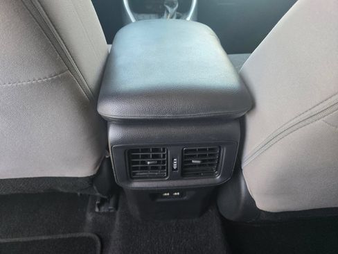 Used 2021 Toyota RAV4 XLE AWD/4WD image 7