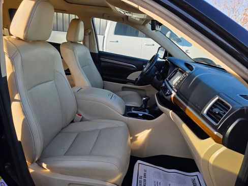 Used 2017 Toyota Highlander Limited image 12