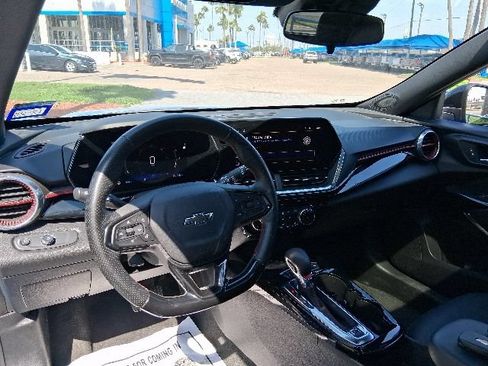 Used 2024 Chevrolet Trax RS w/ Sunroof Package FWD image 9